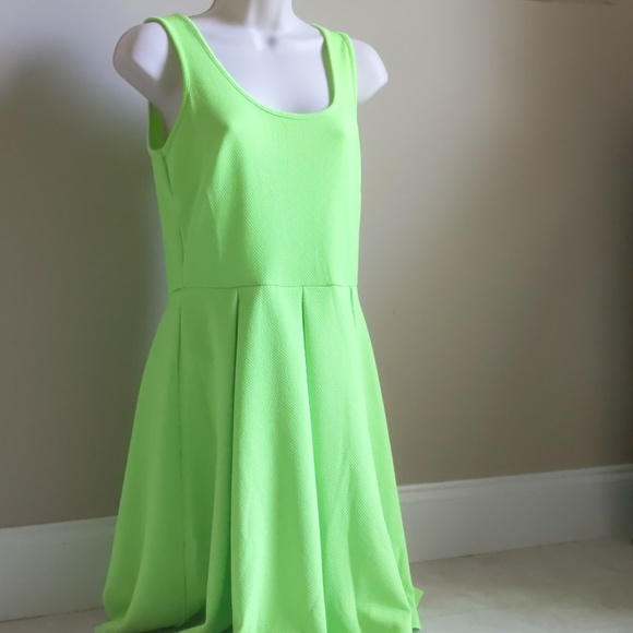 Women's Green Sleeveless Dress - Picture 1 of 4